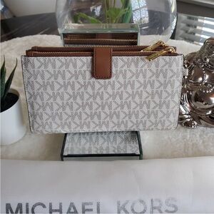 Michael Kors Jet SetLarge Double Zip Wristlet Vanilla
